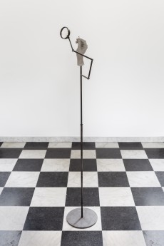 04_Gains_and_Losses2018_Steel_plaster_magnifying_glass_silveriron_meteorite_135×25×25cm